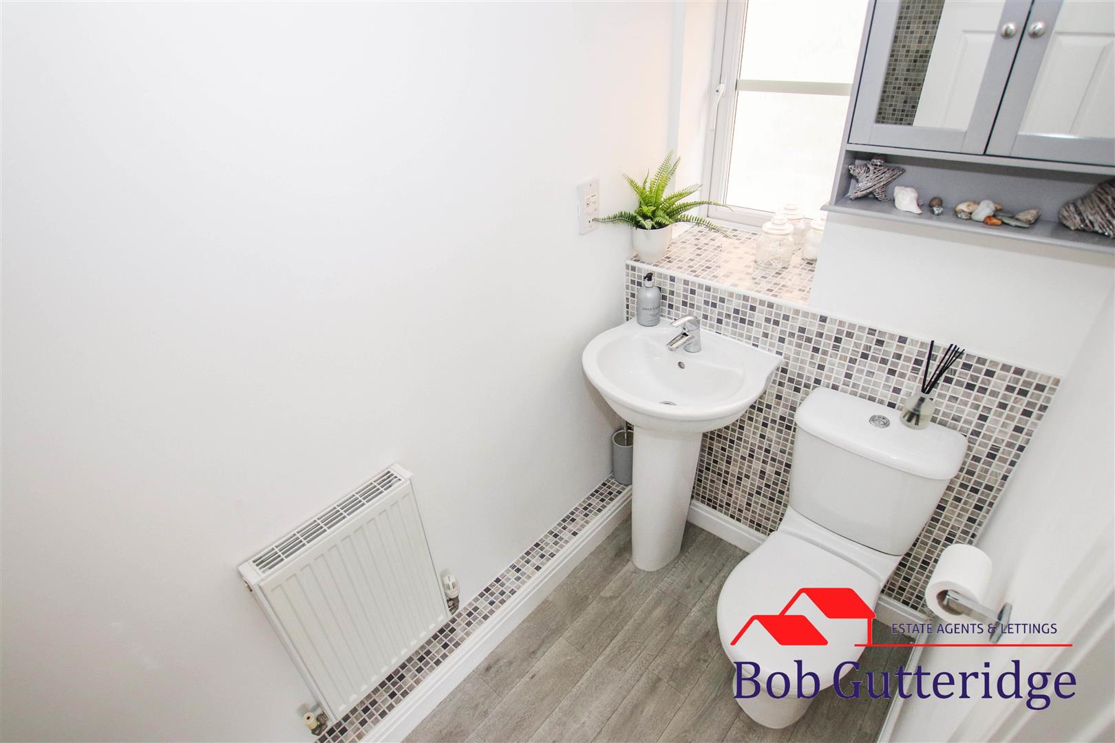 EN-SUITE SHOWER ROOM